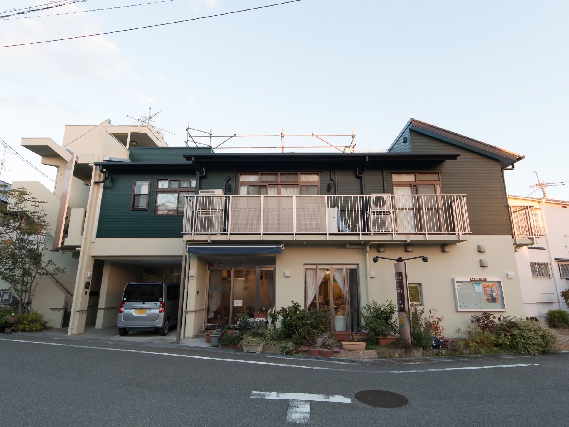 非常階段や屋上、駐車場を完備した2階建ての施設である。一般住宅のような外観で、馴染みやすい印象である。