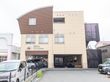 駐車場のある建物外観