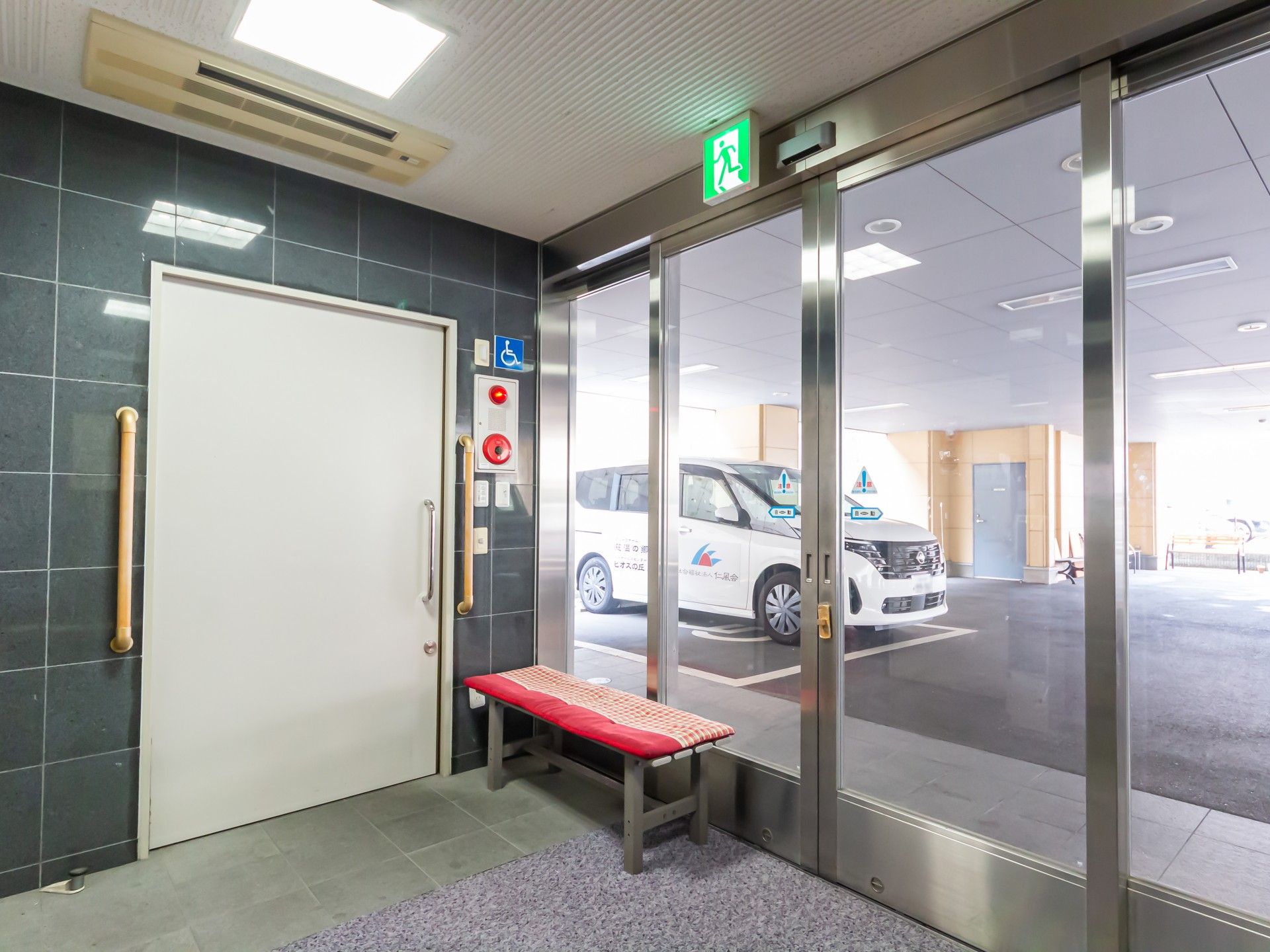 出入口と駐車場の様子