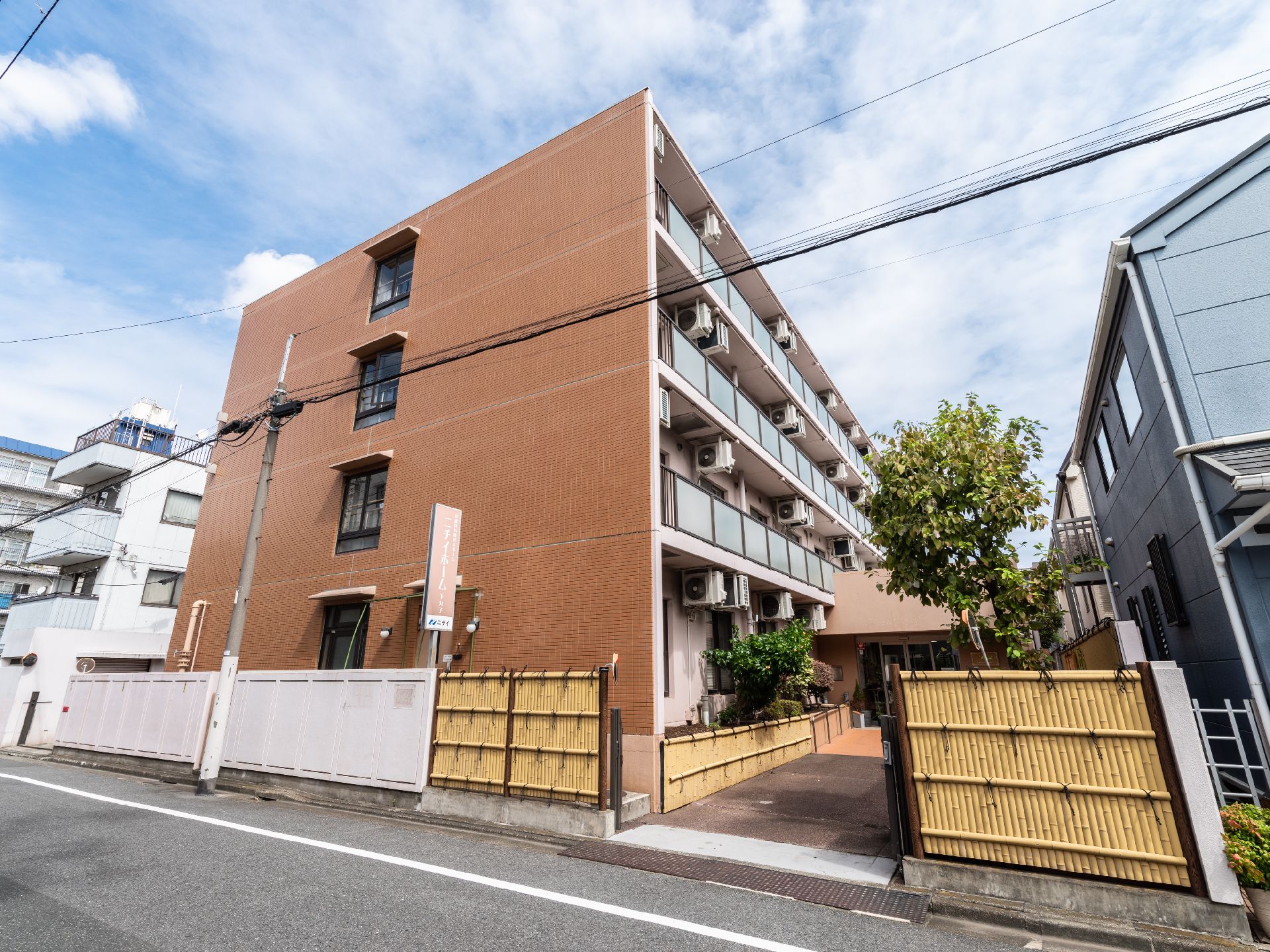 スペースが広く、多くの入居者がいっぺんに利用しやすい玄関