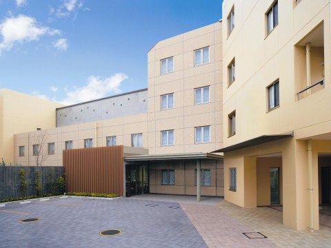 「ニチイホーム 矢口」の外観。地上４階建の施設。