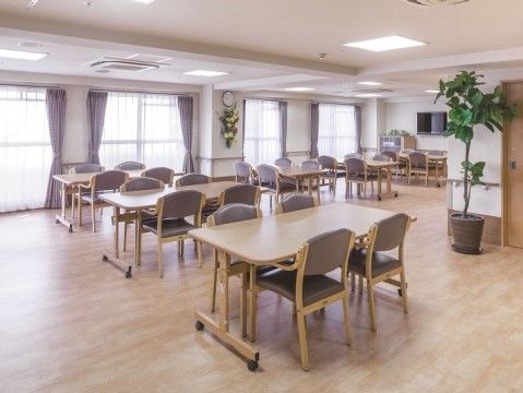 「ニチイホーム 杉並堀ノ内」のリビング＆ダイニング。ご入居者様が集まる憩いの場。