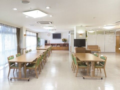 「ニチイホーム 三鷹」のリビング＆ダイニング。ご入居者様同士の憩いの場として利用できる。