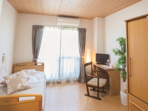 「ニチイホーム 三鷹」の居室。プライバシーも確保できる。