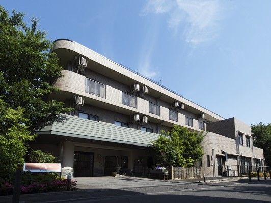 「ニチイホーム 三鷹」の外観。バリアフリー構造の施設。