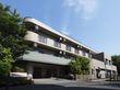 「ニチイホーム 三鷹」の外観。バリアフリー構造の施設。