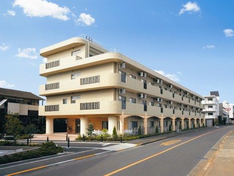 「ニチイホーム 三鷹Ⅱ番館」の外観。エントランス付近には屋根を設けている。