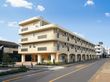 「ニチイホーム 三鷹Ⅱ番館」の外観。エントランス付近には屋根を設けている。