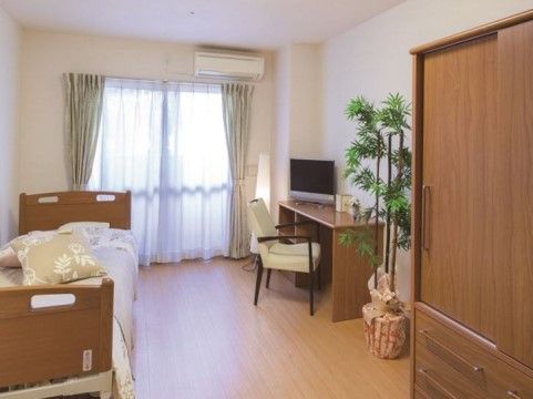 「ニチイホーム 三鷹Ⅱ番館」の居室。暖房便座機能付トイレを完備している。