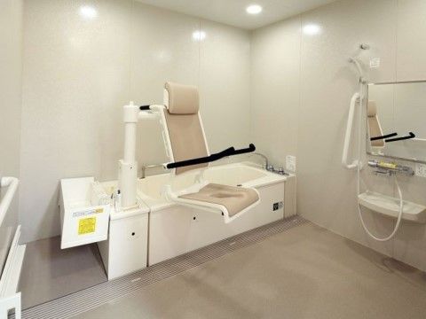 「ニチイホーム 三鷹Ⅱ番館」の個人浴室。入浴の介助も行っている。