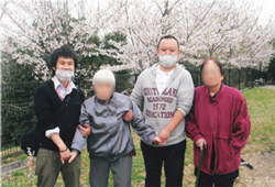 桜並木でのふれあいのひととき