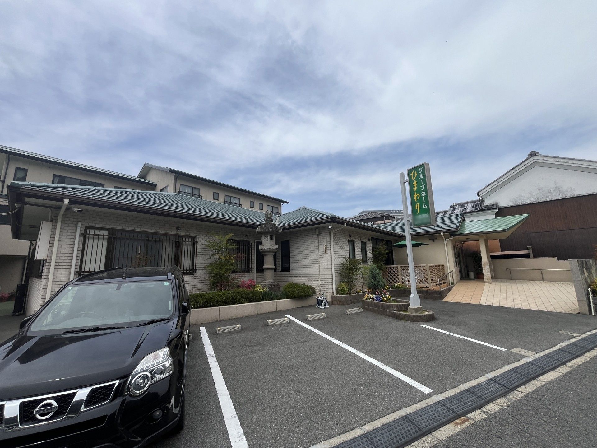 駐車場と建物の外観