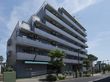「ニチイホーム 立川柴崎」の外観。マンションのような雰囲気の佇まい。