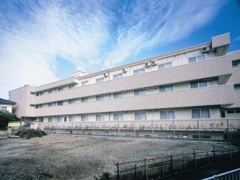 「ニチイホーム 元住吉」の外観。地上3階地下1階建の施設。