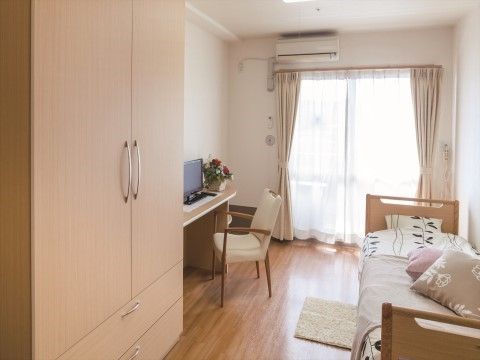「ニチイホーム 元住吉」の居室（イメージ）。エアコンを完備している。