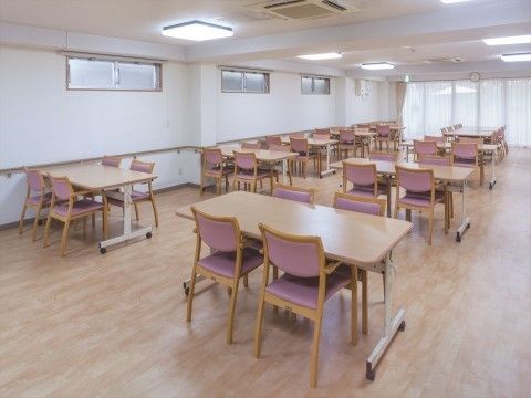 「ニチイホーム 元住吉」のリビング＆ダイニング。食事やレクリエーションを楽しめるスペース。