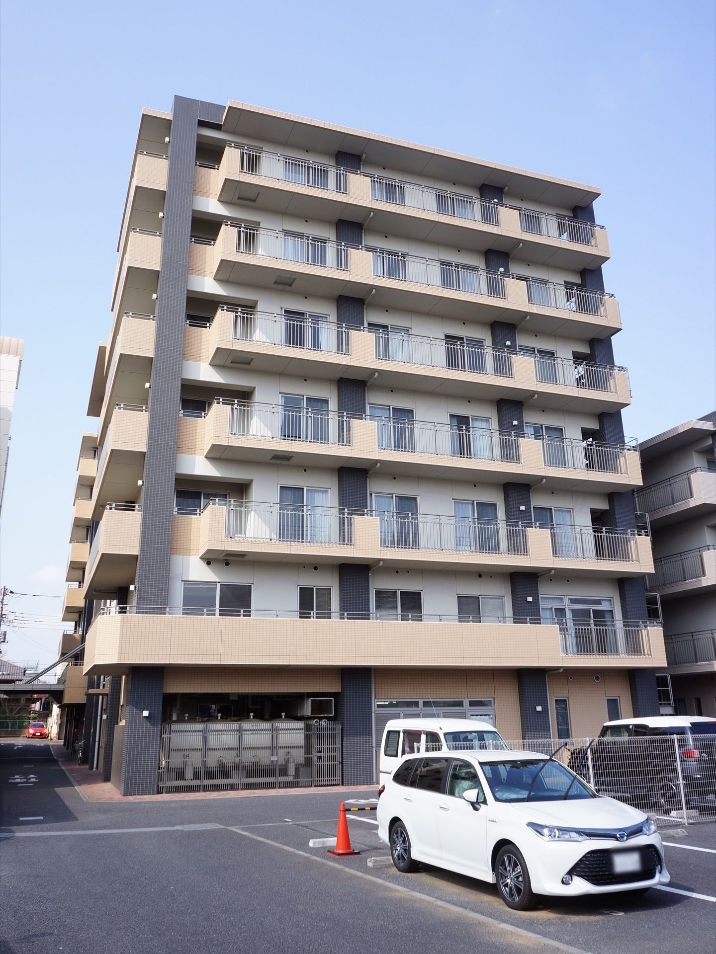 鉄筋コンクリート造りで７階建ての介護付き老人ホームである。手厚い介護と優雅なシニアライフを提供している。