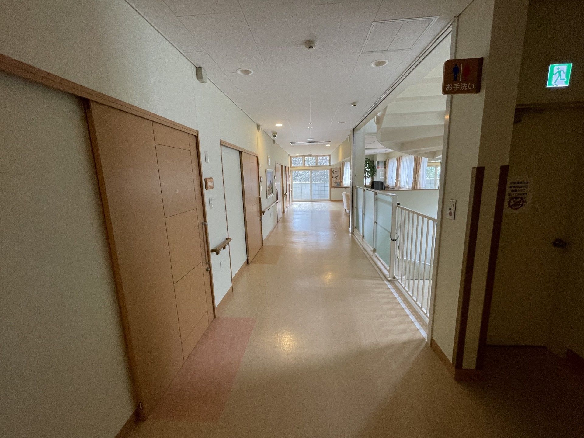 明るく広々とした廊下