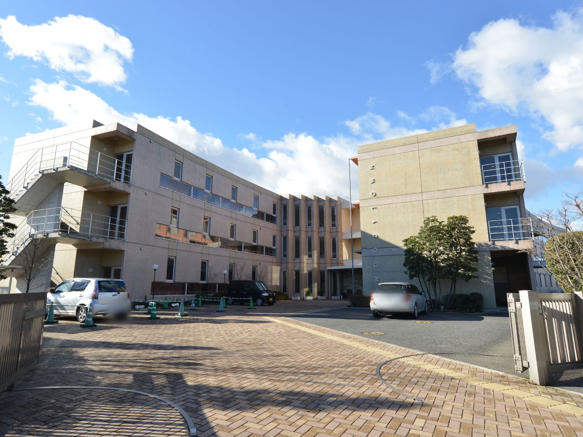 広い敷地で全室南向きの施設である。グループリビング、談話室、ヘアサロン、多目的ホール、テラスなどがある。