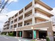 とても広い建物となっている。駐車場が入口付近にある。ベージュで統一されて落ち着いた雰囲気を感じさせる。