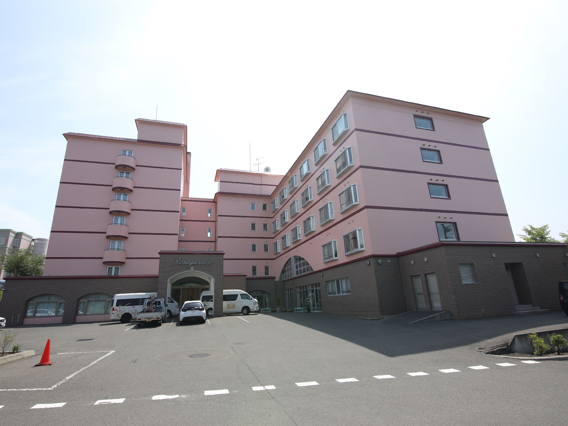 駐車場を完備した施設外観