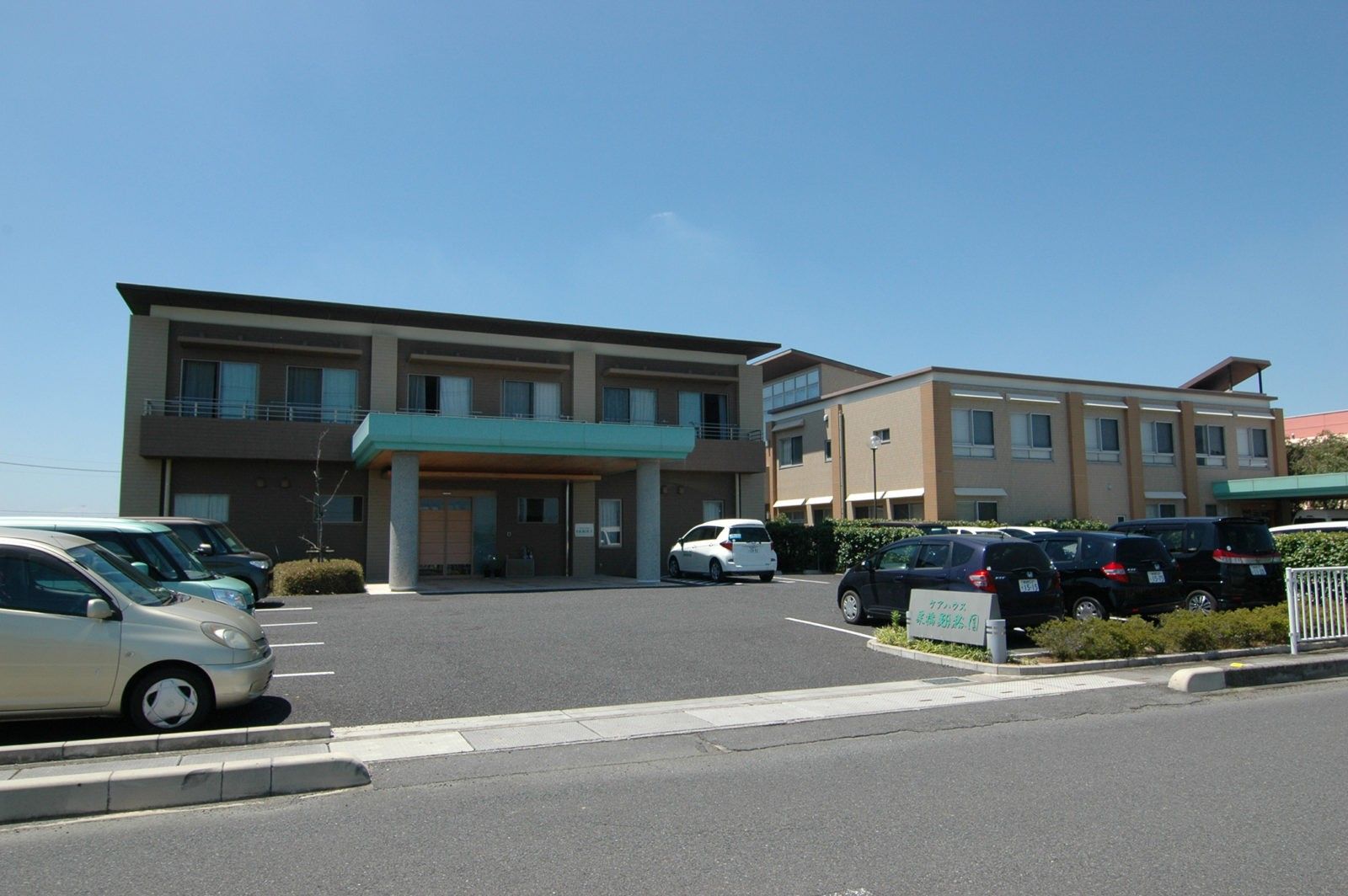 広々とした快適な施設外観