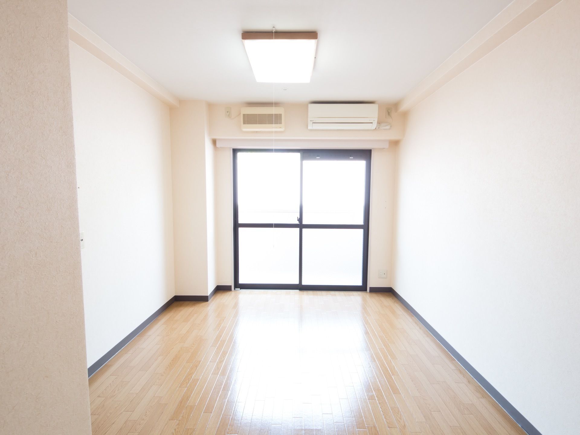 広めの間取りで洋室タイプの居室である。エアコンと照明が完備されている。日差しが差し込む窓が設けられている。