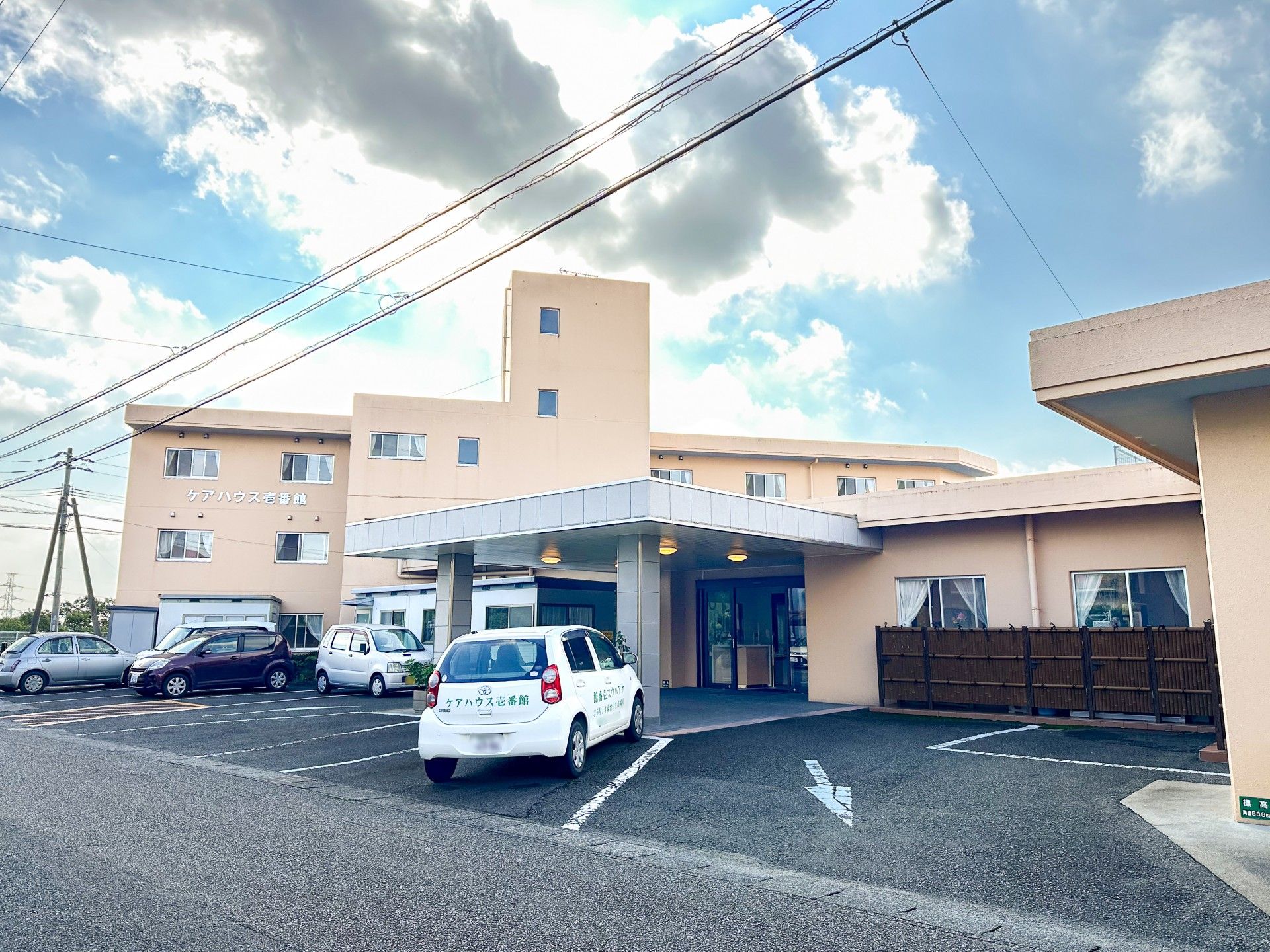 ゆったり駐車場のある施設外観