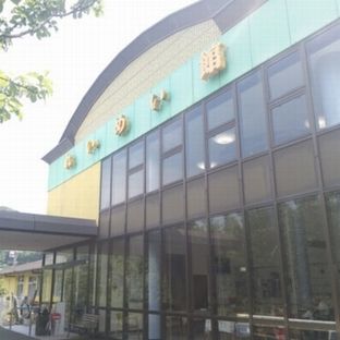 大きな窓のある建物