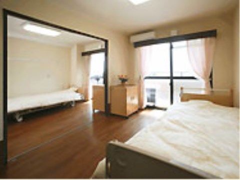 「湖郷の彩風 彦根」の2人部屋。入居者様が夫婦や姉妹入居もできるよう、設備を整えている。