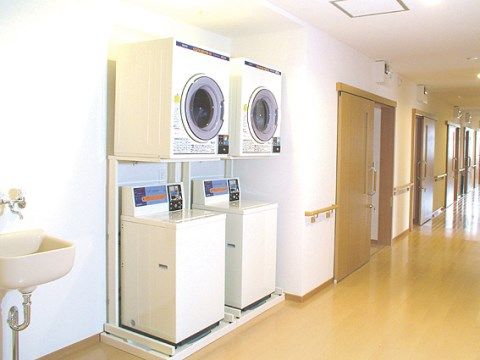 「シルバーピュア三沢」の洗濯機・乾燥機。ご自分で衣類の洗濯、乾燥ができるので便利である。