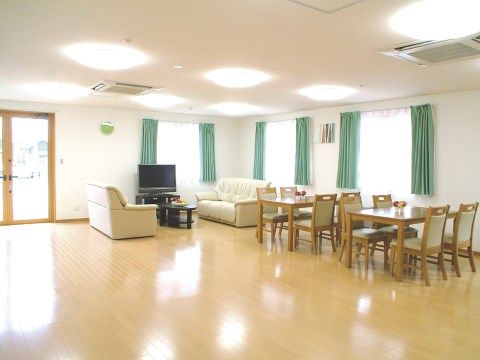 「シルバーピュア十和田」のリビング・ダイニング。イベント・レクリエーションの場にも変わり、入居者様の楽しみの場にもなる。