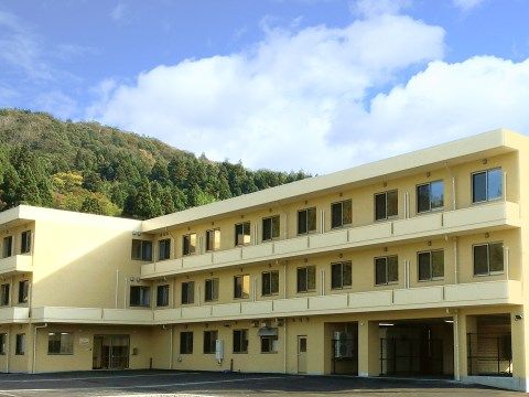 緑豊かな山に囲まれた、3階建ての大きな鉄筋コンクリート造りの建物である。施設前には広々とした駐車場が完備されている。