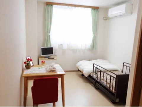 電動介護用ベッドが備え付けてある個室である。エアコンが完備され、一年中快適な気温で過ごすことができる。