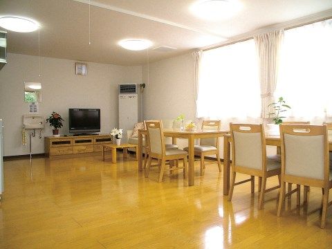 シニアパンション青森・小柳のリビング・ダイニング。毎日沢山の入居者様で賑わっての楽しいお食事となっております。