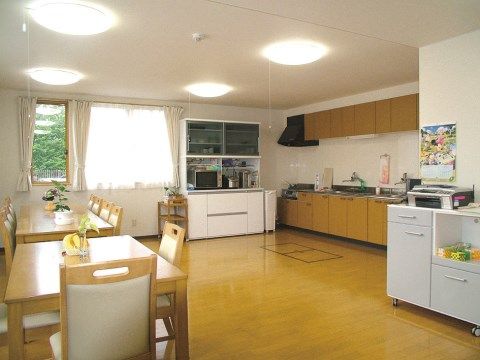 「シニアパンション八戸・多賀台」のダイニング。スタッフ一人一人が、入居者様に目を向け、日々の変化を見極めている。