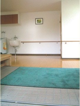 「シニアパンション八戸・多賀台」のエントランス。雨の日のスリップ防止に貢献し、フロアマットを敷いて靴底の水を払う。