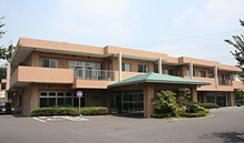 ゆったりとした外観の建物