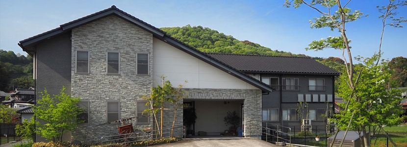 緑に囲まれた建物の外観
