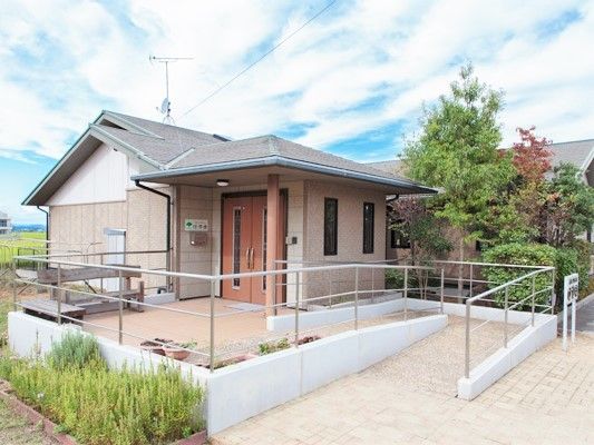 玄関を出たところにはベンチが置かれ、花が植えられたプランターもある。