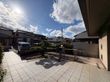 日差しが差し込む玄関前