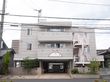 グレーを基調とした３階建ての外観のグループホーム