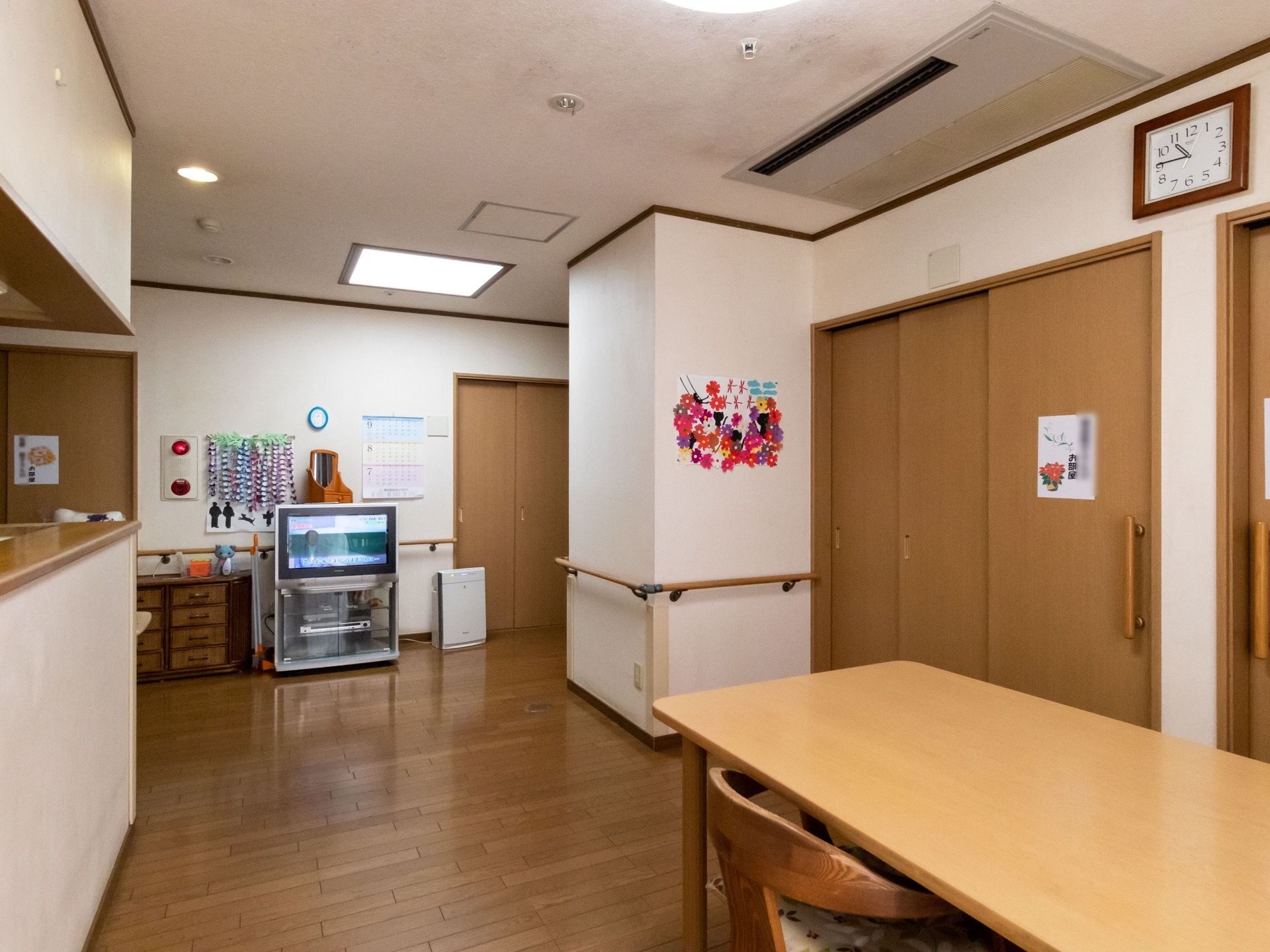 施設内の廊下には手すりが設置され、安全に室内を移動できるように配慮されている。通路も広々と設けられ、車椅子を使う方も通行しやすい。