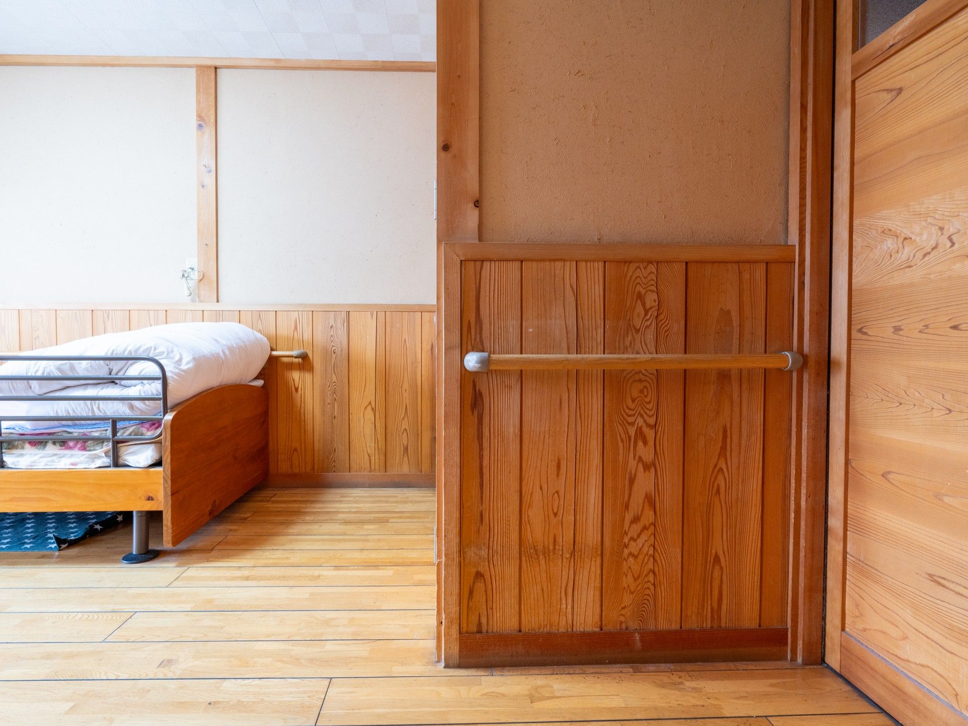 木製の手すりとベッドの部屋