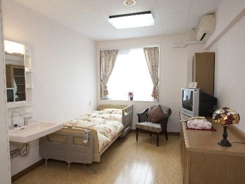 ハートフル稲毛の居室。介護用ベッドや洗面台、エアコンなどを完備している。