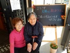 笑顔の利用者とスタッフ