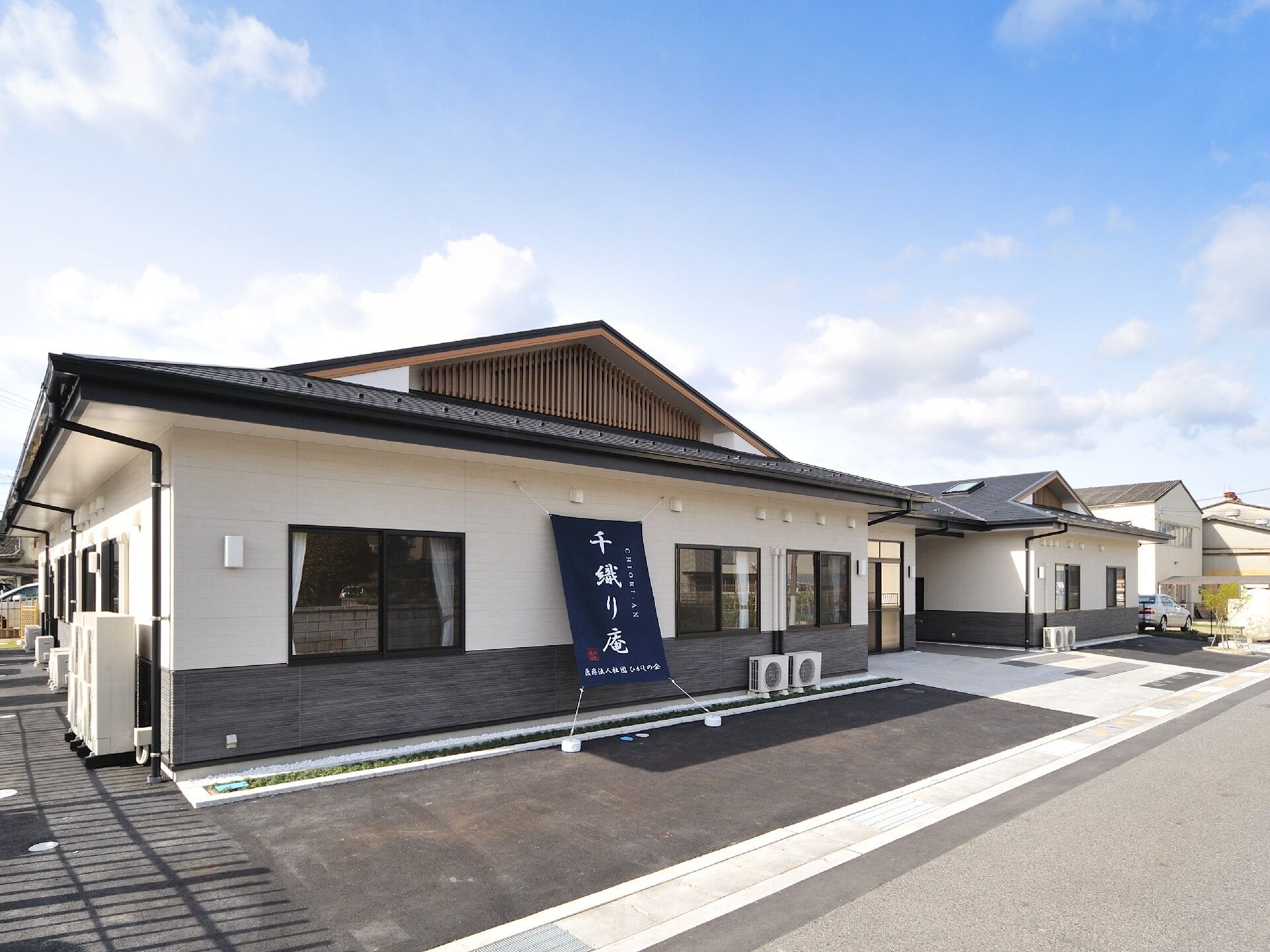 白壁にグレーの瓦屋根という和風の建物は平屋建てで、敷地内医は駐車場もあり、日当たり良好。
