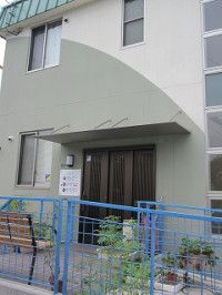 明るい入口の建物正面