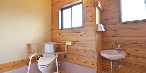木目調が落ち着くトイレ空間