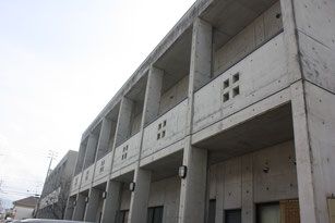 シンプルな外観の建物